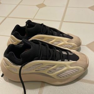 HELLO. I am selling the YEEZY 700 in a size 6 in men’s!